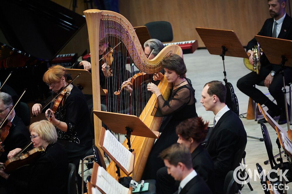 Омский симфонический оркестр представил программу "Метель". Меломаны услышали знакомые шедевры и прикоснулись к богатому наследию отечественной культуры. За дирижерский пульт в этот вечер встал главный дирижёр и художественный руководитель Международного оркестра "Таврический" Михаил Голиков. Фото: Илья Петров