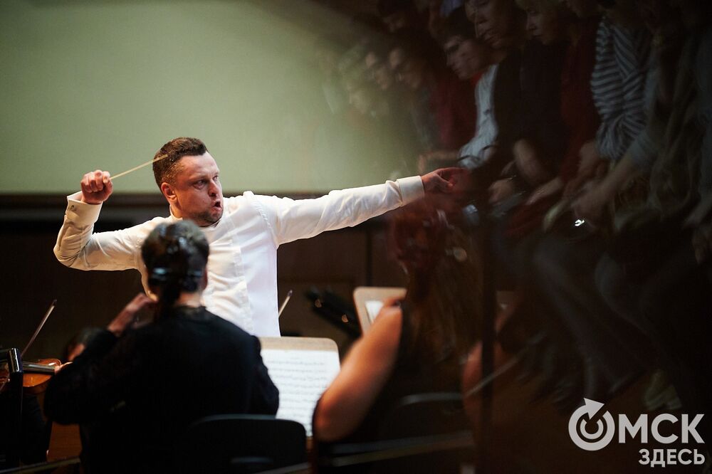 Омский симфонический оркестр представил программу "Метель". Меломаны услышали знакомые шедевры и прикоснулись к богатому наследию отечественной культуры. За дирижерский пульт в этот вечер встал главный дирижёр и художественный руководитель Международного оркестра "Таврический" Михаил Голиков. Фото: Илья Петров