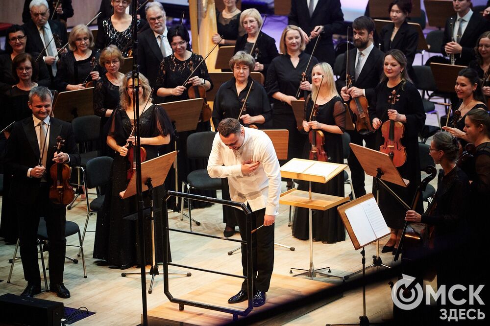 Омский симфонический оркестр представил программу "Метель". Меломаны услышали знакомые шедевры и прикоснулись к богатому наследию отечественной культуры. За дирижерский пульт в этот вечер встал главный дирижёр и художественный руководитель Международного оркестра "Таврический" Михаил Голиков. Фото: Илья Петров