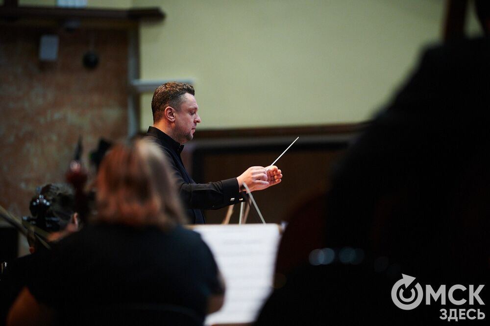 Омский симфонический оркестр представил программу "Метель". Меломаны услышали знакомые шедевры и прикоснулись к богатому наследию отечественной культуры. За дирижерский пульт в этот вечер встал главный дирижёр и художественный руководитель Международного оркестра "Таврический" Михаил Голиков. Фото: Илья Петров