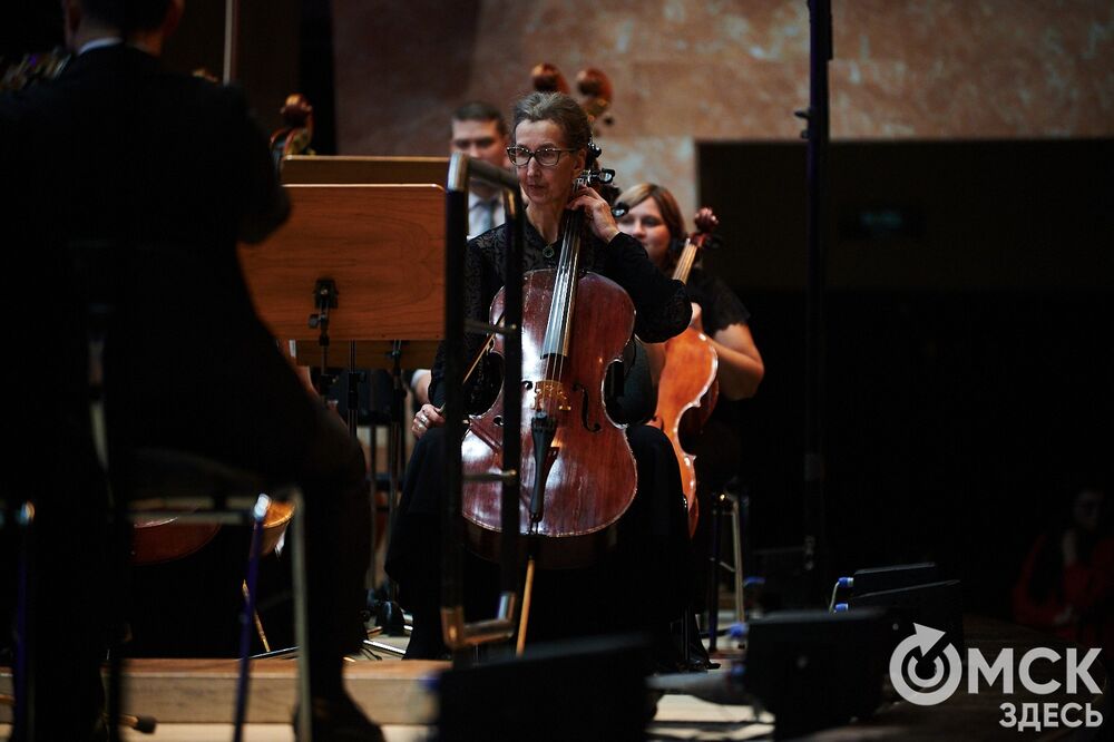 Омский симфонический оркестр представил программу "Метель". Меломаны услышали знакомые шедевры и прикоснулись к богатому наследию отечественной культуры. За дирижерский пульт в этот вечер встал главный дирижёр и художественный руководитель Международного оркестра "Таврический" Михаил Голиков. Фото: Илья Петров
