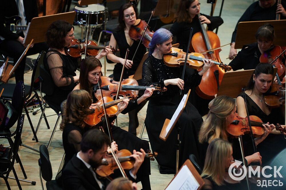 Омский симфонический оркестр представил программу "Метель". Меломаны услышали знакомые шедевры и прикоснулись к богатому наследию отечественной культуры. За дирижерский пульт в этот вечер встал главный дирижёр и художественный руководитель Международного оркестра "Таврический" Михаил Голиков. Фото: Илья Петров