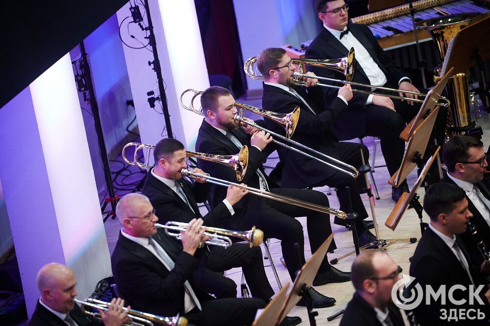 Омский симфонический оркестр представил программу "Метель". Меломаны услышали знакомые шедевры и прикоснулись к богатому наследию отечественной культуры. За дирижерский пульт в этот вечер встал главный дирижёр и художественный руководитель Международного оркестра "Таврический" Михаил Голиков. Фото: Илья Петров
