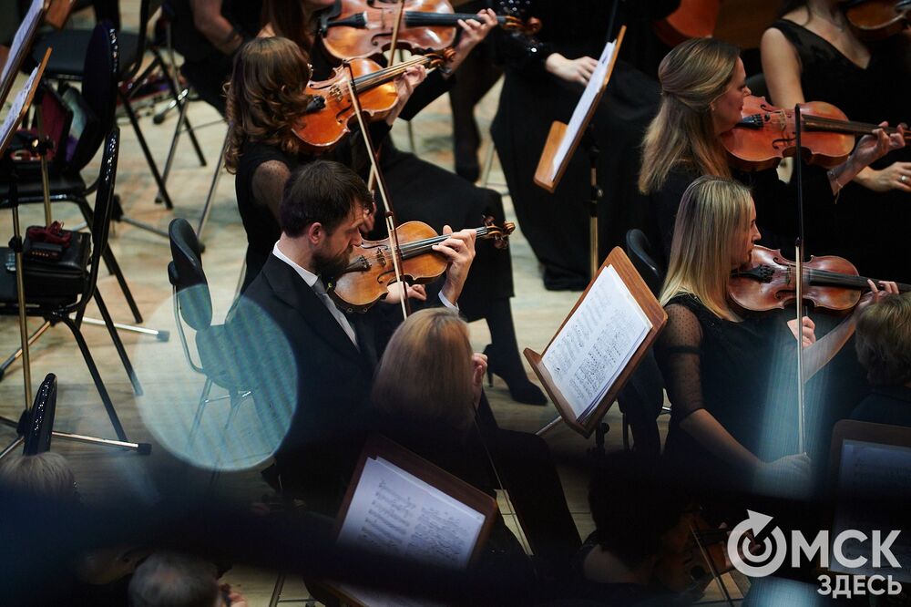 Омский симфонический оркестр представил программу "Метель". Меломаны услышали знакомые шедевры и прикоснулись к богатому наследию отечественной культуры. За дирижерский пульт в этот вечер встал главный дирижёр и художественный руководитель Международного оркестра "Таврический" Михаил Голиков. Фото: Илья Петров