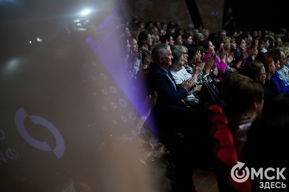 Омский симфонический оркестр представил программу "Метель". Меломаны услышали знакомые шедевры и прикоснулись к богатому наследию отечественной культуры. За дирижерский пульт в этот вечер встал главный дирижёр и художественный руководитель Международного оркестра "Таврический" Михаил Голиков. Фото: Илья Петров