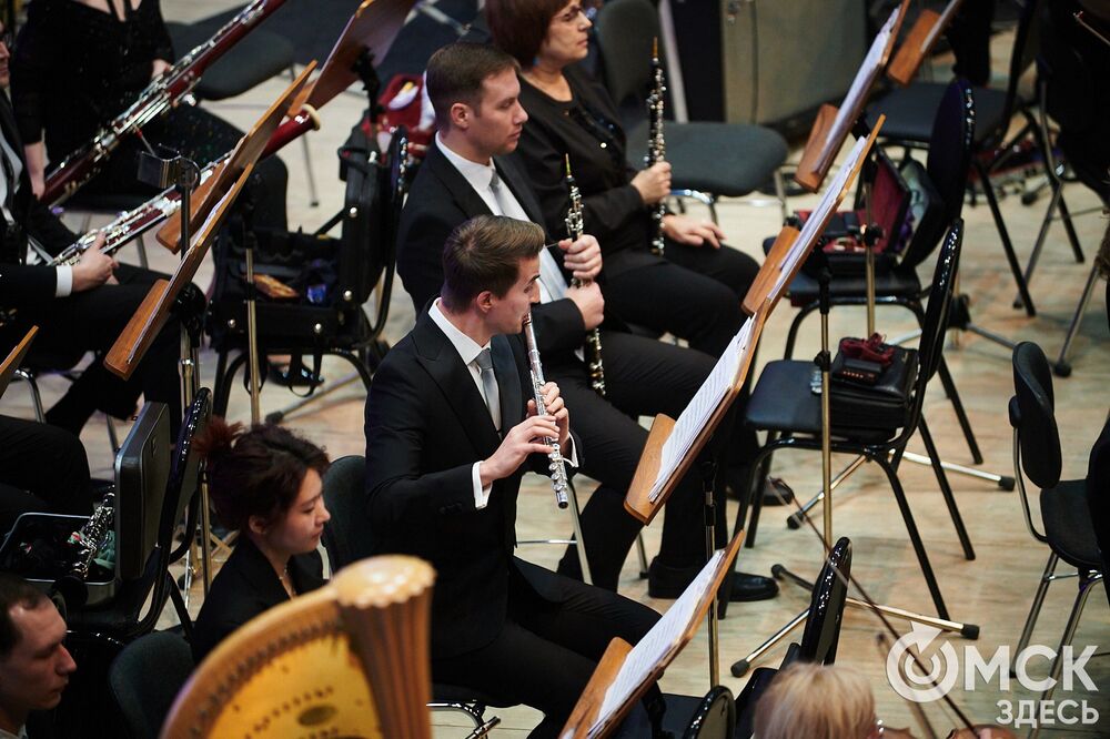 Омский симфонический оркестр представил программу "Метель". Меломаны услышали знакомые шедевры и прикоснулись к богатому наследию отечественной культуры. За дирижерский пульт в этот вечер встал главный дирижёр и художественный руководитель Международного оркестра "Таврический" Михаил Голиков. Фото: Илья Петров