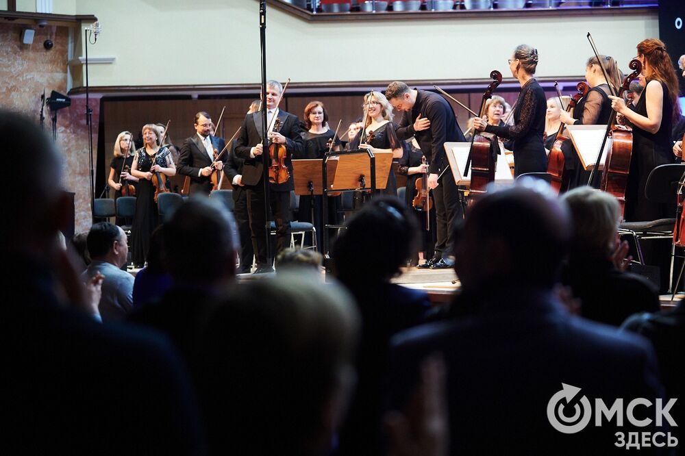 Омский симфонический оркестр представил программу "Метель". Меломаны услышали знакомые шедевры и прикоснулись к богатому наследию отечественной культуры. За дирижерский пульт в этот вечер встал главный дирижёр и художественный руководитель Международного оркестра "Таврический" Михаил Голиков. Фото: Илья Петров