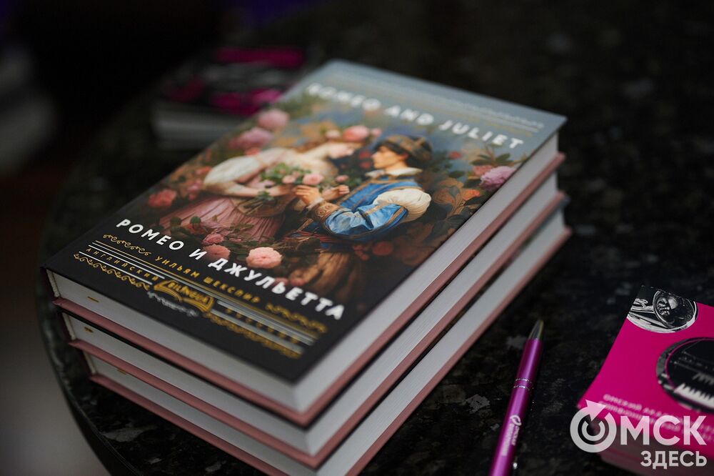 Омский симфонический оркестр представил программу "Метель". Меломаны услышали знакомые шедевры и прикоснулись к богатому наследию отечественной культуры. За дирижерский пульт в этот вечер встал главный дирижёр и художественный руководитель Международного оркестра "Таврический" Михаил Голиков. Фото: Илья Петров