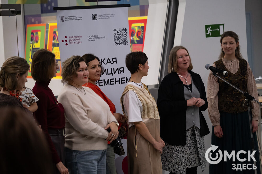 Дизайнеры, ремесленники, художники и мастера народных художественных промыслов представили результат работы с темой актуализации сибирской традиционной культуры. Фото: Елизавета Медведева