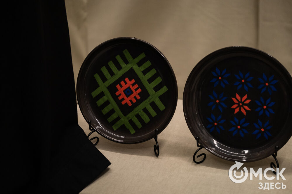 Дизайнеры, ремесленники, художники и мастера народных художественных промыслов представили результат работы с темой актуализации сибирской традиционной культуры. Фото: Елизавета Медведева