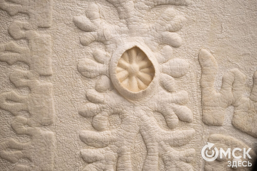 Дизайнеры, ремесленники, художники и мастера народных художественных промыслов представили результат работы с темой актуализации сибирской традиционной культуры. Фото: Елизавета Медведева