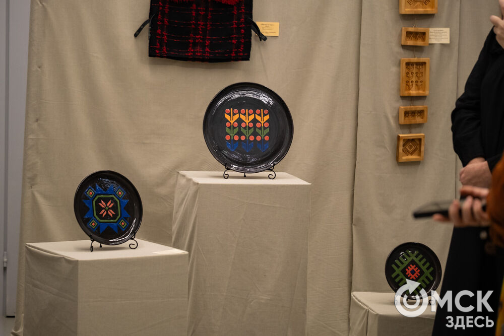 Дизайнеры, ремесленники, художники и мастера народных художественных промыслов представили результат работы с темой актуализации сибирской традиционной культуры. Фото: Елизавета Медведева