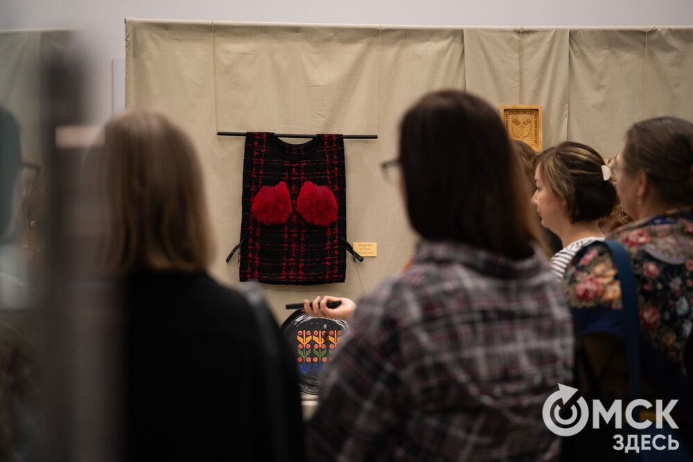 Дизайнеры, ремесленники, художники и мастера народных художественных промыслов представили результат работы с темой актуализации сибирской традиционной культуры. Фото: Елизавета Медведева