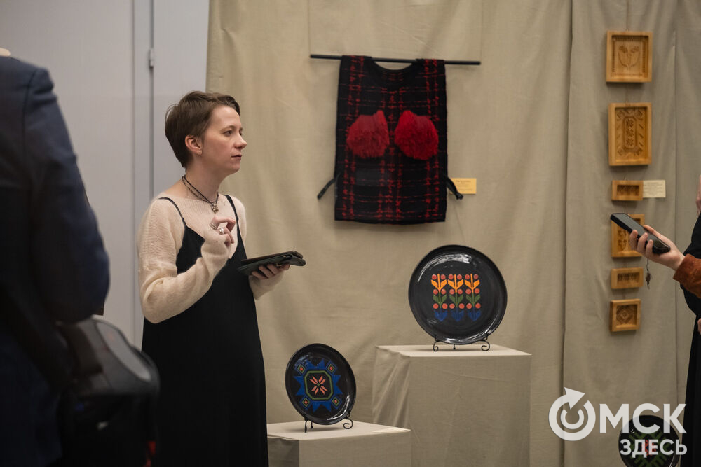 Дизайнеры, ремесленники, художники и мастера народных художественных промыслов представили результат работы с темой актуализации сибирской традиционной культуры. Фото: Елизавета Медведева