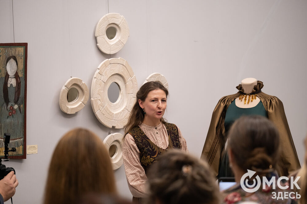 Дизайнеры, ремесленники, художники и мастера народных художественных промыслов представили результат работы с темой актуализации сибирской традиционной культуры. Фото: Елизавета Медведева