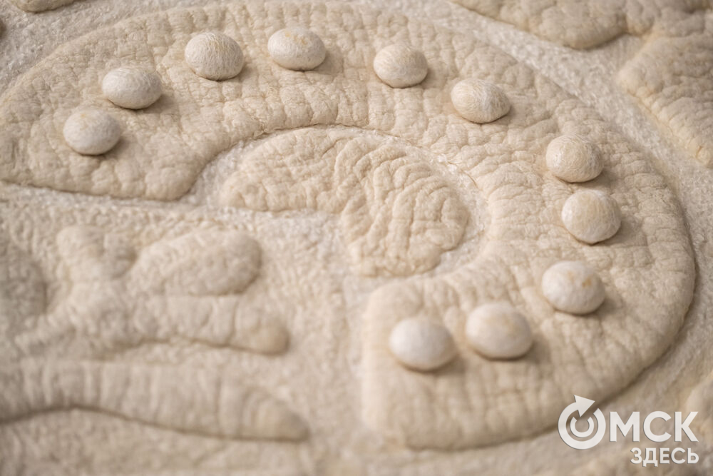 Дизайнеры, ремесленники, художники и мастера народных художественных промыслов представили результат работы с темой актуализации сибирской традиционной культуры. Фото: Елизавета Медведева