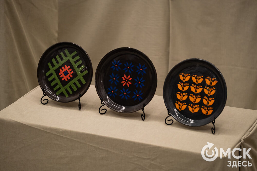 Дизайнеры, ремесленники, художники и мастера народных художественных промыслов представили результат работы с темой актуализации сибирской традиционной культуры. Фото: Елизавета Медведева