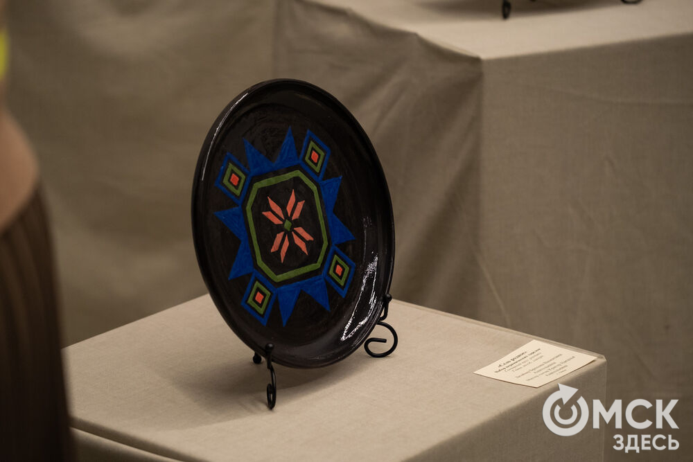 Дизайнеры, ремесленники, художники и мастера народных художественных промыслов представили результат работы с темой актуализации сибирской традиционной культуры. Фото: Елизавета Медведева