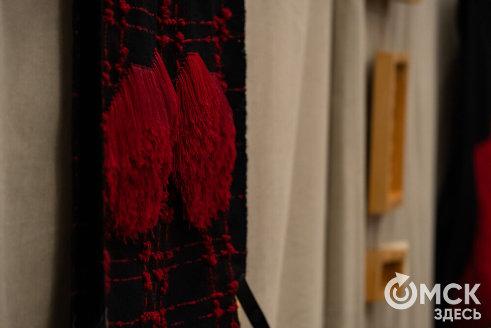 Дизайнеры, ремесленники, художники и мастера народных художественных промыслов представили результат работы с темой актуализации сибирской традиционной культуры. Фото: Елизавета Медведева