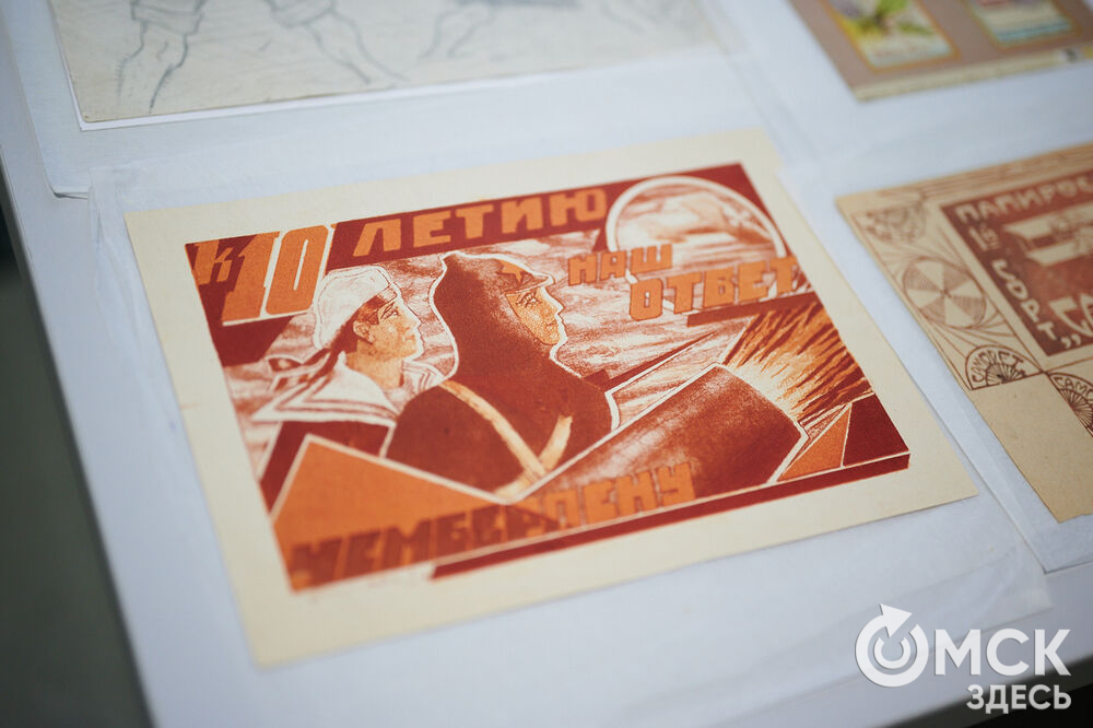 Специалисты Музея изобразительных искусств имени М. А. Врубеля презентовали альбом-каталог, созданный к 105-летию Худпрома. Фото: Илья Петров