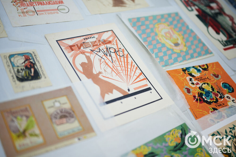 Специалисты Музея изобразительных искусств имени М. А. Врубеля презентовали альбом-каталог, созданный к 105-летию Худпрома. Фото: Илья Петров