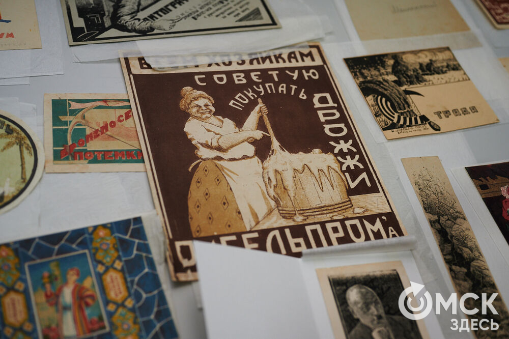 Специалисты Музея изобразительных искусств имени М. А. Врубеля презентовали альбом-каталог, созданный к 105-летию Худпрома. Фото: Илья Петров