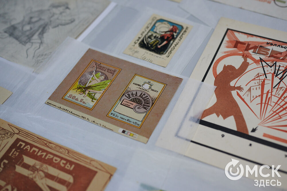 Специалисты Музея изобразительных искусств имени М. А. Врубеля презентовали альбом-каталог, созданный к 105-летию Худпрома. Фото: Илья Петров