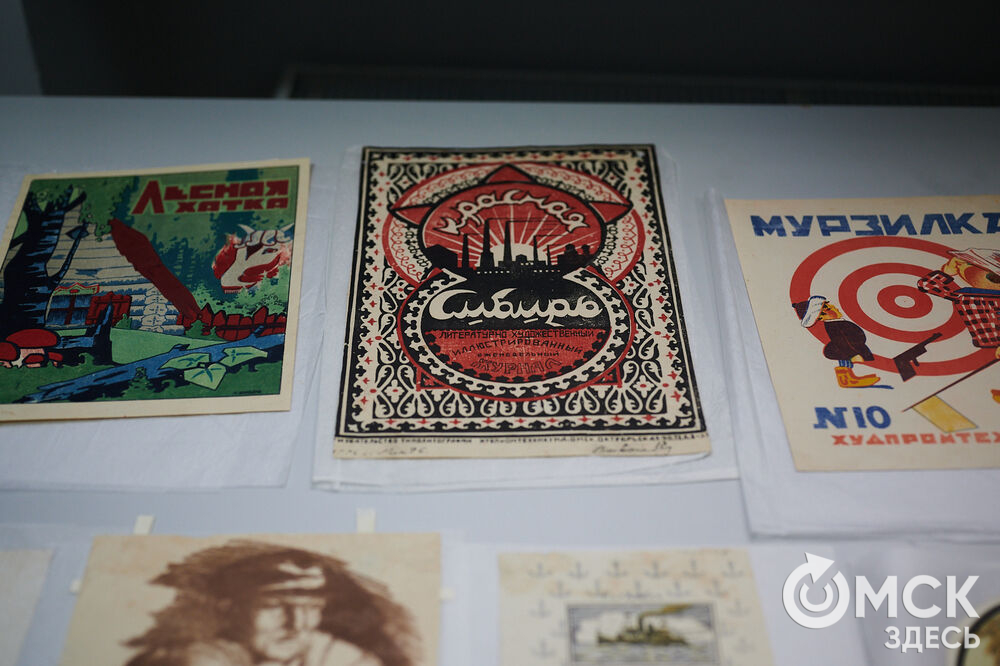 Специалисты Музея изобразительных искусств имени М. А. Врубеля презентовали альбом-каталог, созданный к 105-летию Худпрома. Фото: Илья Петров