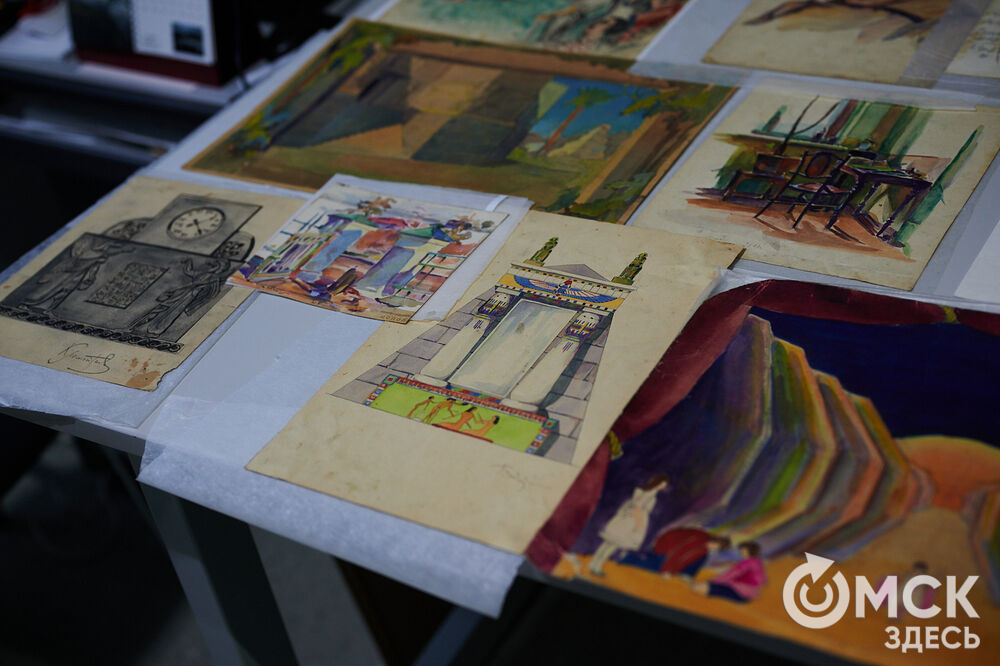 Специалисты Музея изобразительных искусств имени М. А. Врубеля презентовали альбом-каталог, созданный к 105-летию Худпрома. Фото: Илья Петров