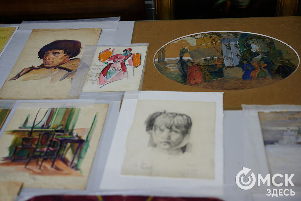 Специалисты Музея изобразительных искусств имени М. А. Врубеля презентовали альбом-каталог, созданный к 105-летию Худпрома. Фото: Илья Петров