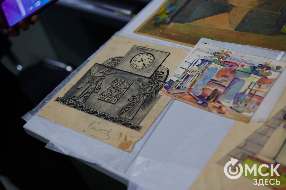 Специалисты Музея изобразительных искусств имени М. А. Врубеля презентовали альбом-каталог, созданный к 105-летию Худпрома. Фото: Илья Петров