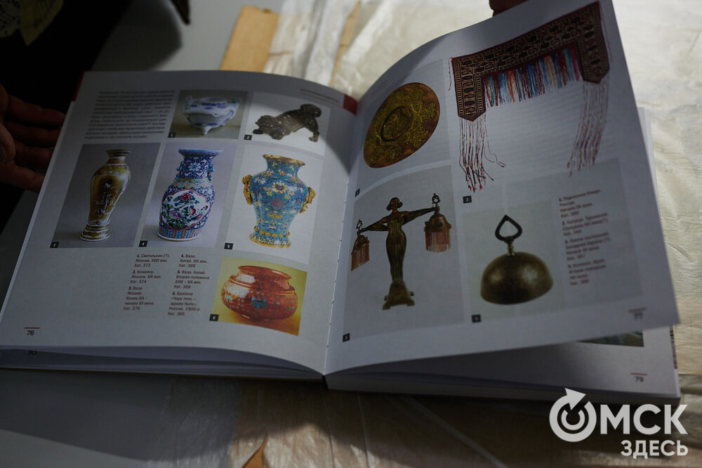 Специалисты Музея изобразительных искусств имени М. А. Врубеля презентовали альбом-каталог, созданный к 105-летию Худпрома. Фото: Илья Петров