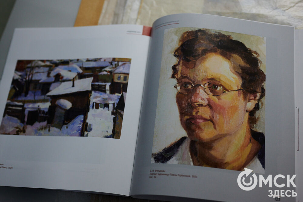 Специалисты Музея изобразительных искусств имени М. А. Врубеля презентовали альбом-каталог, созданный к 105-летию Худпрома. Фото: Илья Петров