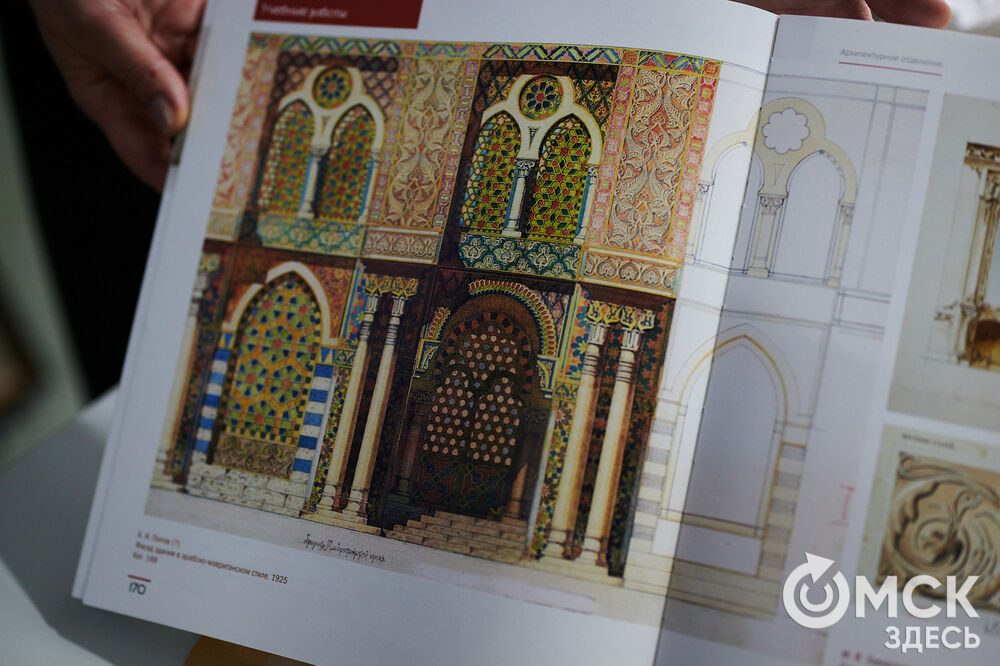 Специалисты Музея изобразительных искусств имени М. А. Врубеля презентовали альбом-каталог, созданный к 105-летию Худпрома. Фото: Илья Петров