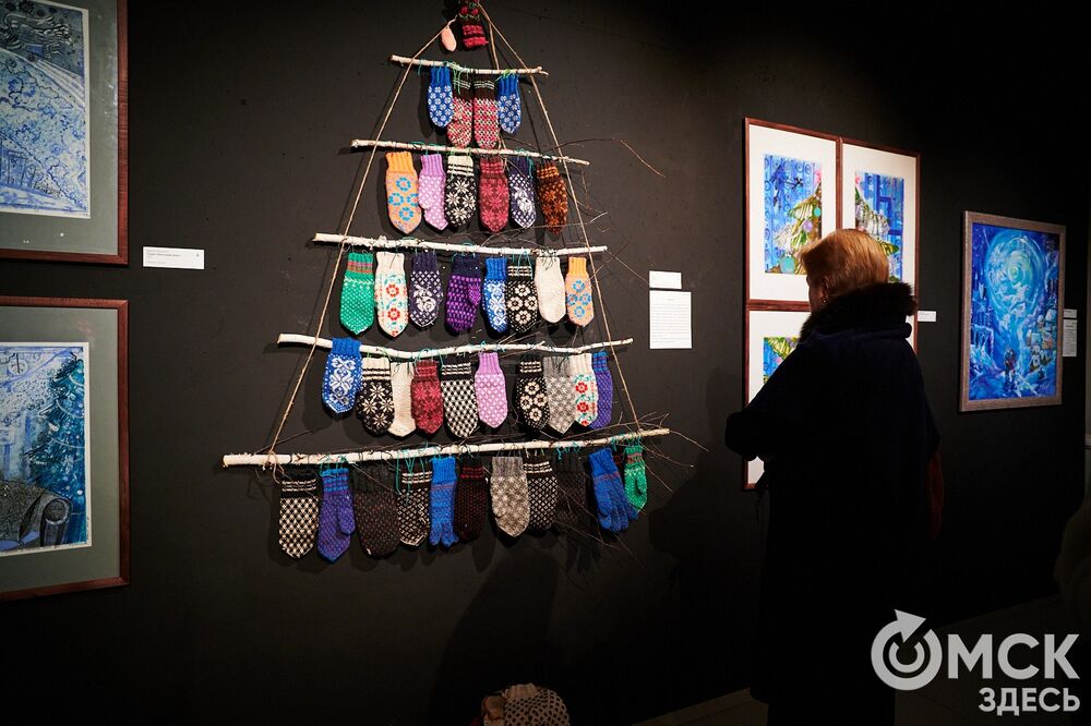 В музее "Искусство Омска" открылась самая ёлочная выставка (0+), где символом праздника может быть почти всё что угодно. Фото: Илья Петров