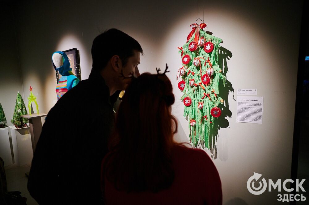В музее "Искусство Омска" открылась самая ёлочная выставка (0+), где символом праздника может быть почти всё что угодно. Фото: Илья Петров