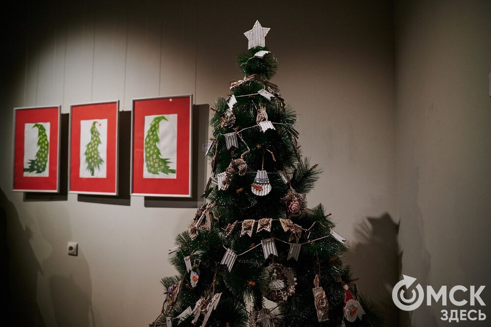 В музее "Искусство Омска" открылась самая ёлочная выставка (0+), где символом праздника может быть почти всё что угодно. Фото: Илья Петров