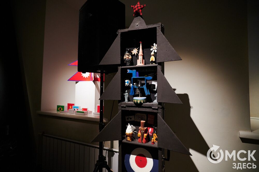 В музее "Искусство Омска" открылась самая ёлочная выставка (0+), где символом праздника может быть почти всё что угодно. Фото: Илья Петров