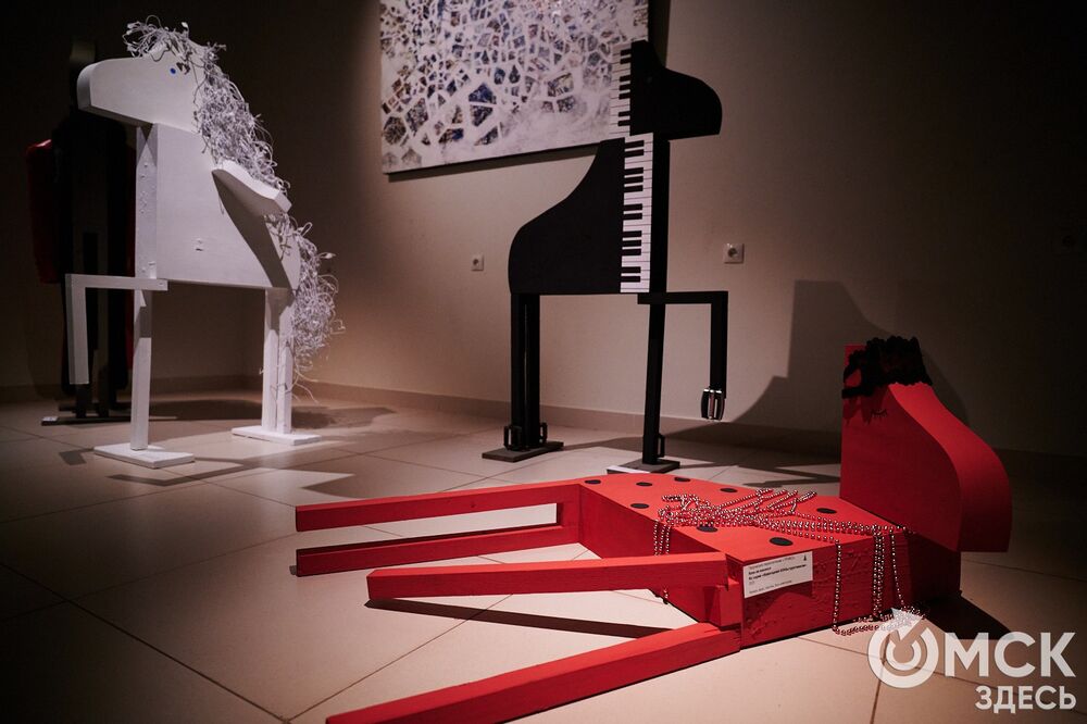 В музее "Искусство Омска" открылась самая ёлочная выставка (0+), где символом праздника может быть почти всё что угодно. Фото: Илья Петров