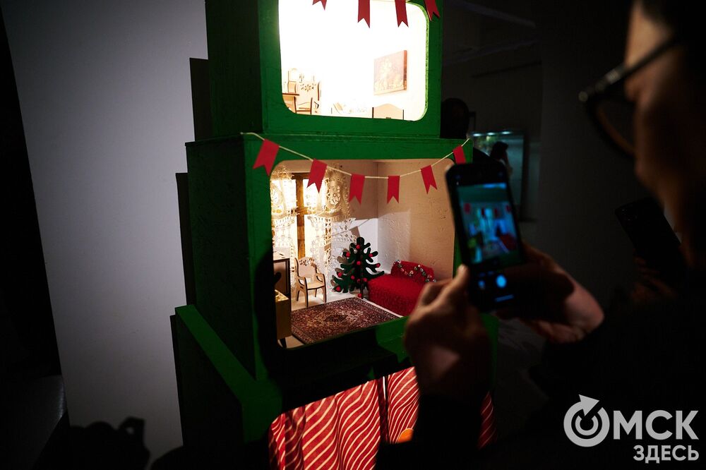 В музее "Искусство Омска" открылась самая ёлочная выставка (0+), где символом праздника может быть почти всё что угодно. Фото: Илья Петров