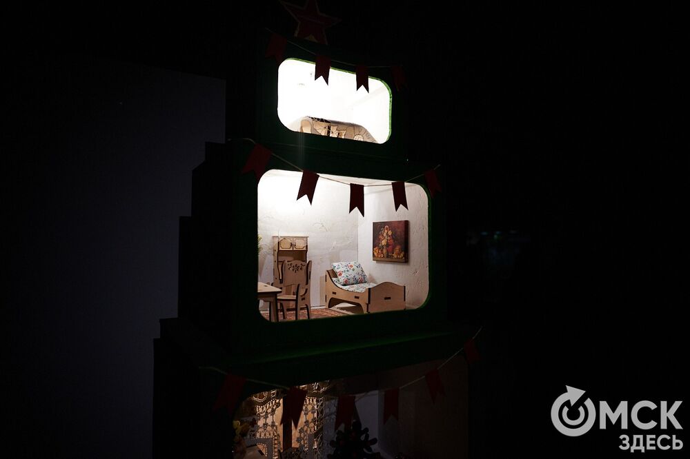 В музее "Искусство Омска" открылась самая ёлочная выставка (0+), где символом праздника может быть почти всё что угодно. Фото: Илья Петров