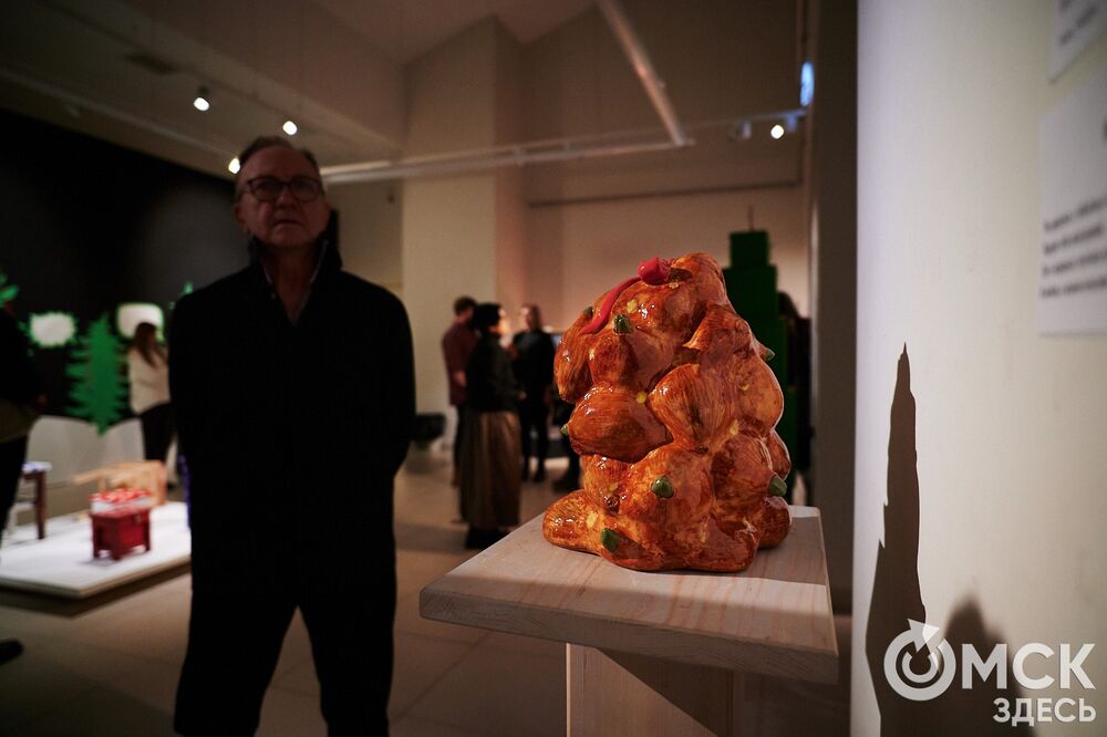 В музее "Искусство Омска" открылась самая ёлочная выставка (0+), где символом праздника может быть почти всё что угодно. Фото: Илья Петров