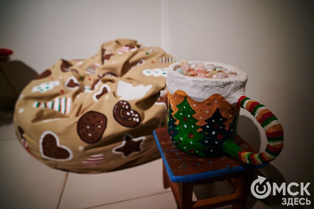 В музее "Искусство Омска" открылась самая ёлочная выставка (0+), где символом праздника может быть почти всё что угодно. Фото: Илья Петров