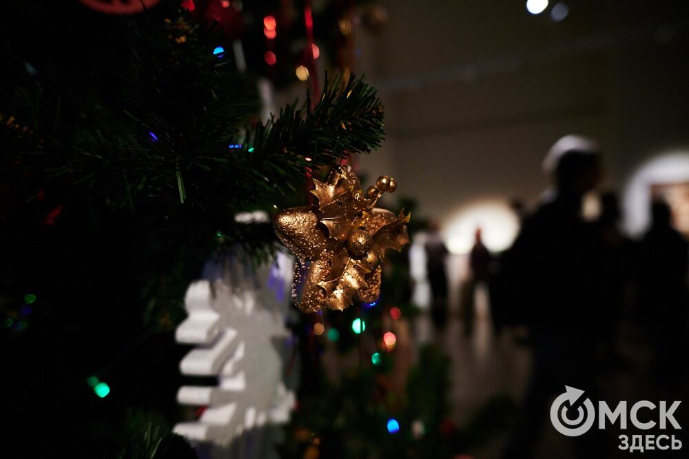 В музее "Искусство Омска" открылась самая ёлочная выставка (0+), где символом праздника может быть почти всё что угодно. Фото: Илья Петров