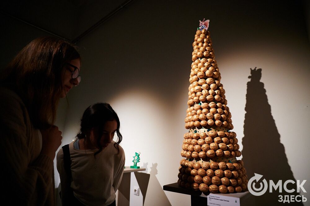 В музее "Искусство Омска" открылась самая ёлочная выставка (0+), где символом праздника может быть почти всё что угодно. Фото: Илья Петров