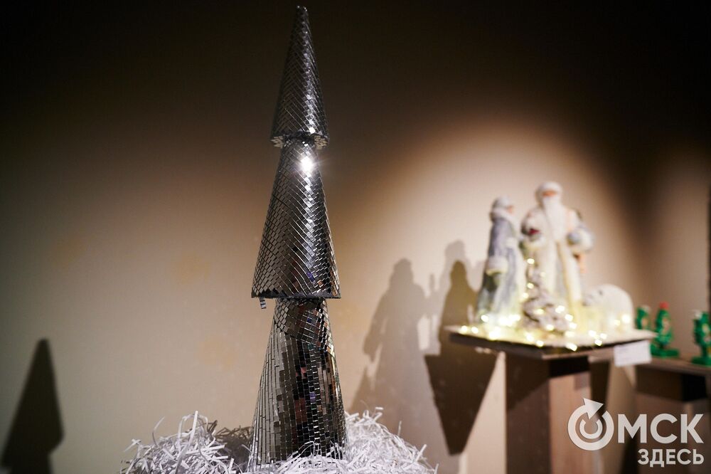 В музее "Искусство Омска" открылась самая ёлочная выставка (0+), где символом праздника может быть почти всё что угодно. Фото: Илья Петров