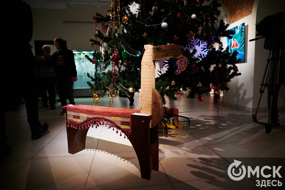 В музее "Искусство Омска" открылась самая ёлочная выставка (0+), где символом праздника может быть почти всё что угодно. Фото: Илья Петров