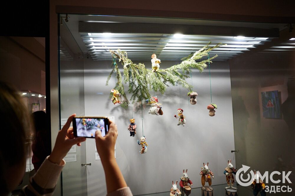 В музее "Искусство Омска" открылась самая ёлочная выставка (0+), где символом праздника может быть почти всё что угодно. Фото: Илья Петров