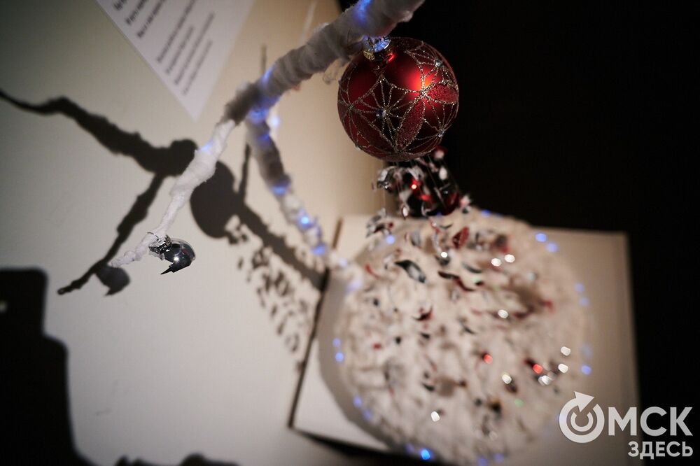 В музее "Искусство Омска" открылась самая ёлочная выставка (0+), где символом праздника может быть почти всё что угодно. Фото: Илья Петров