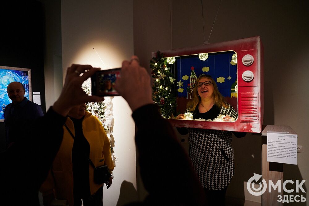 В музее "Искусство Омска" открылась самая ёлочная выставка (0+), где символом праздника может быть почти всё что угодно. Фото: Илья Петров
